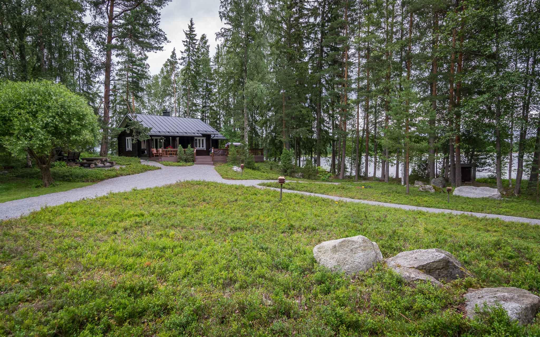 Kuntta eli siirtovarvikko mökkipihalla järven rannalla – Finnurmi Oy:n helppohoitoinen ja luonnonmukainen piharatkaisu.